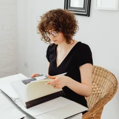 مشهد توضيحي لمساحة عمل تقنية